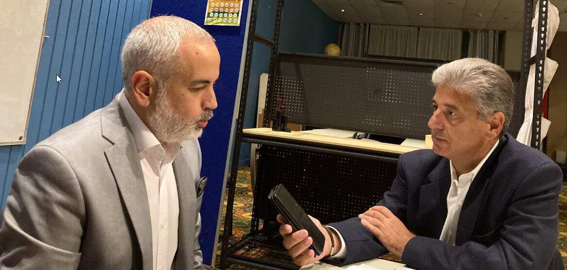 Ο υφ. Ναυτιλίας της Κύπρου Βασίλης Δημητριάδης συνομιλώντας με τον Θέμη Καλλό στο οίκημα της Κυπριακής Κοινότητας της ΝΝΟ.