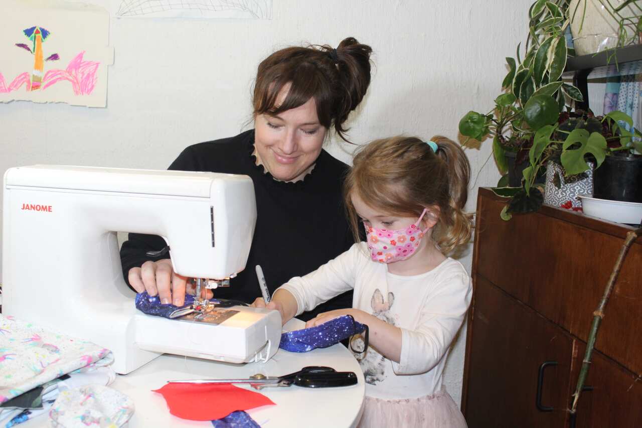 La dottoressa Nadia Warner e sua figlia mentre cuciono le mascherine per i maestri 