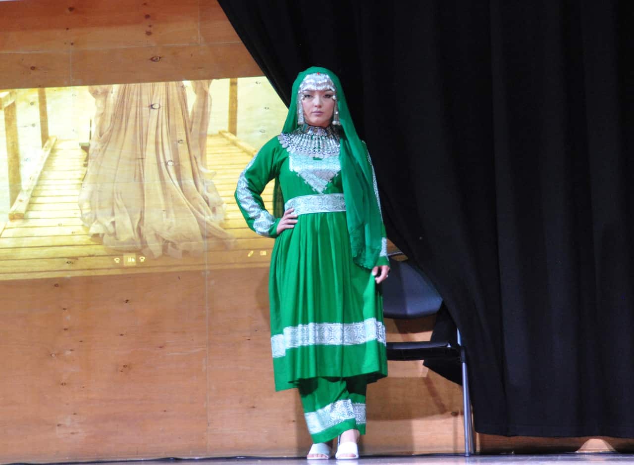 در جشن روز جهانی زن شبکه دوستی زنان هزاره آسترالیا لباسهای سنتی هزارگی نیز نمایش داده شد.