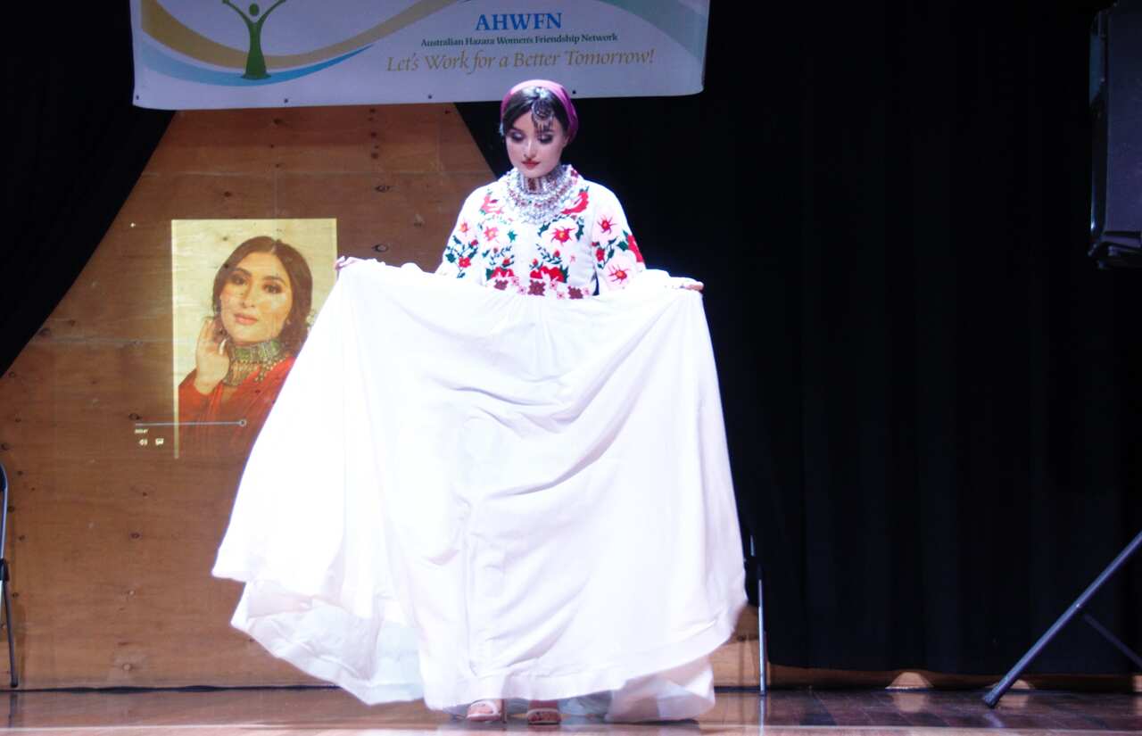 در جشن روز جهانی زن شبکه دوستی زنان هزاره آسترالیا لباسهای سنتی هزارگی نیز نمایش داده شد.