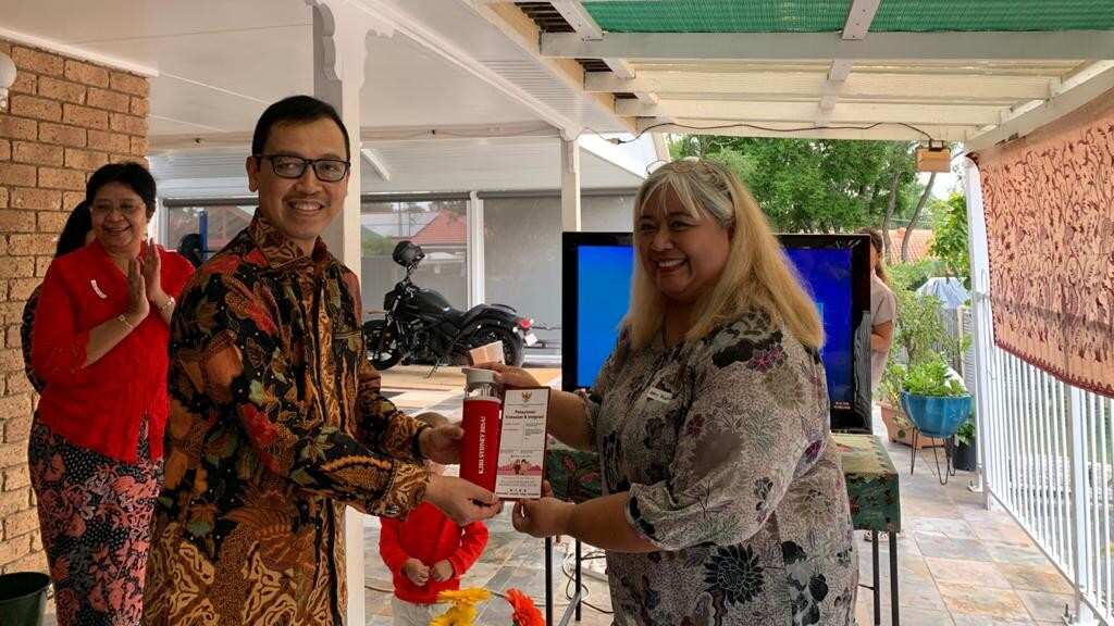 Indonesian Consul General Heru Subolo with Amy Dhewayani (R).