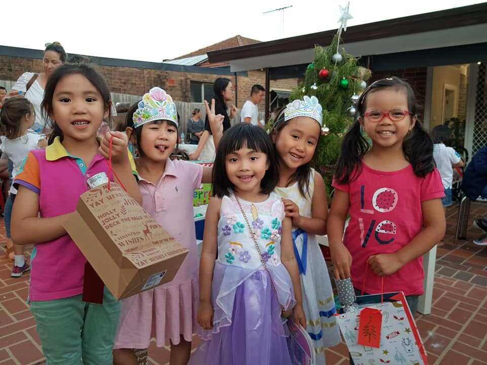 Mia, Ivy, và Maya (thứ 2, 4, 5 từ trái qua) đón Noel cùng các bạn