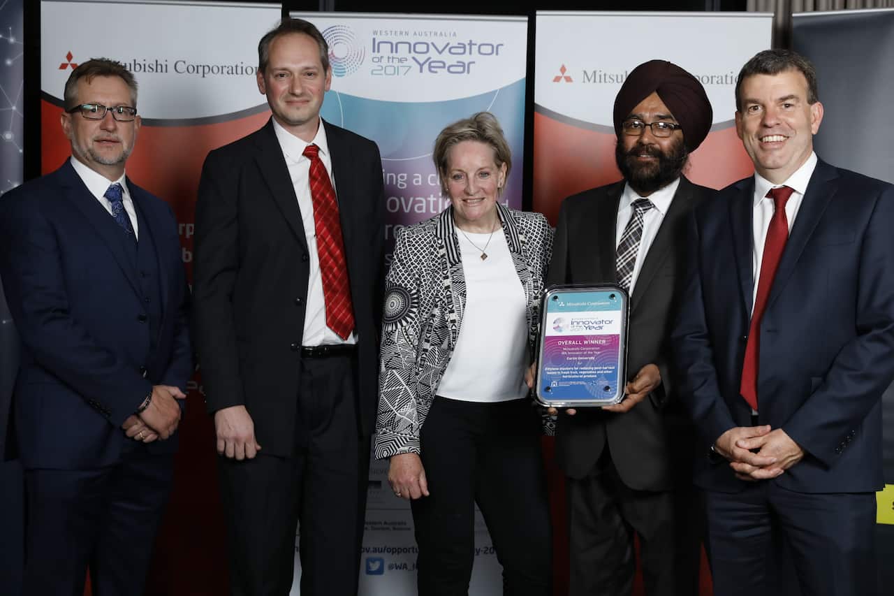 (from right to left : Mr Dave Kelly, Minister for Innovation, Western Australia, Prof Zora Singh, Ms Alannah MacTiernan, Minister for Agriculture and Food; Regional Development, Dr Alan Payne, Mitsubishi Corporation, CEO)