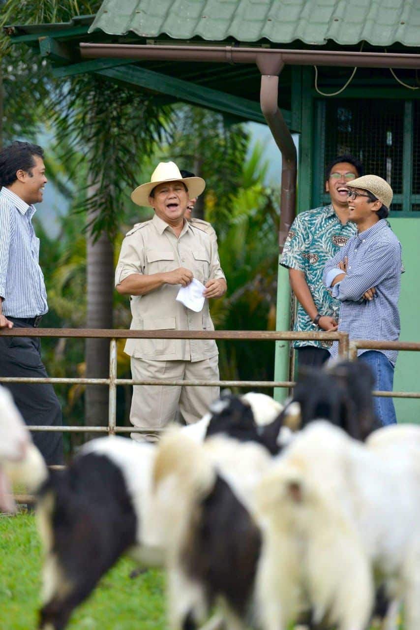 Arif Zulkifli joking with Defence Minister and 2024 Presidential candidate Prabowo Subianto. 