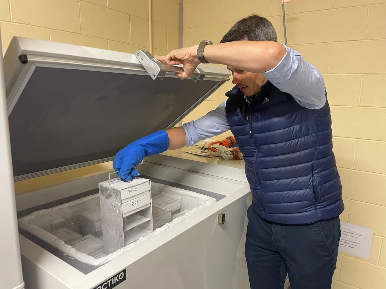 Alastair Esemplari di semi congelati nei sotterranei del National Herbarium of Victoria_.jpg