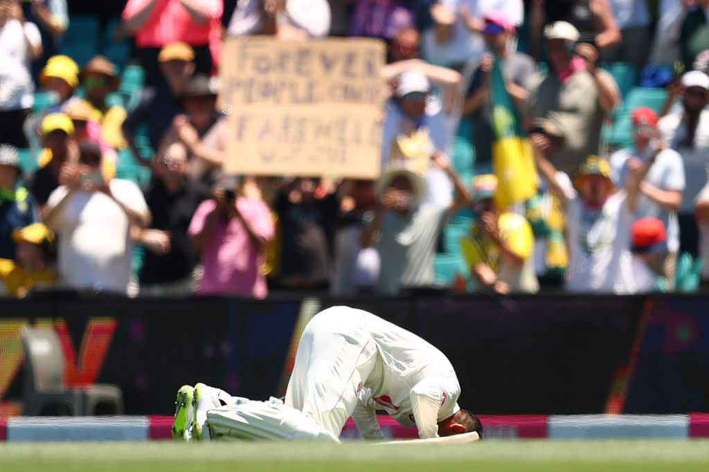 Usman Khawaja kisses the ground at the SCG.
