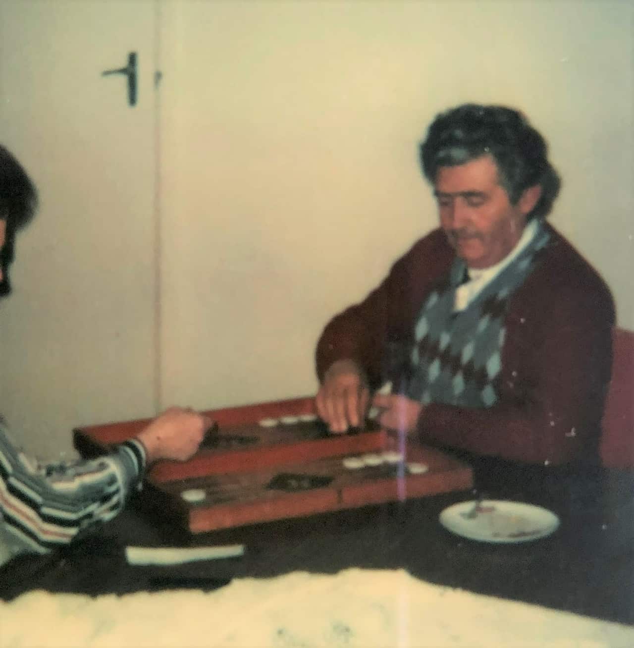 Ο Ηλίας Λαμπρόπουλος παίζοντας τάβλι / Con Lambros 