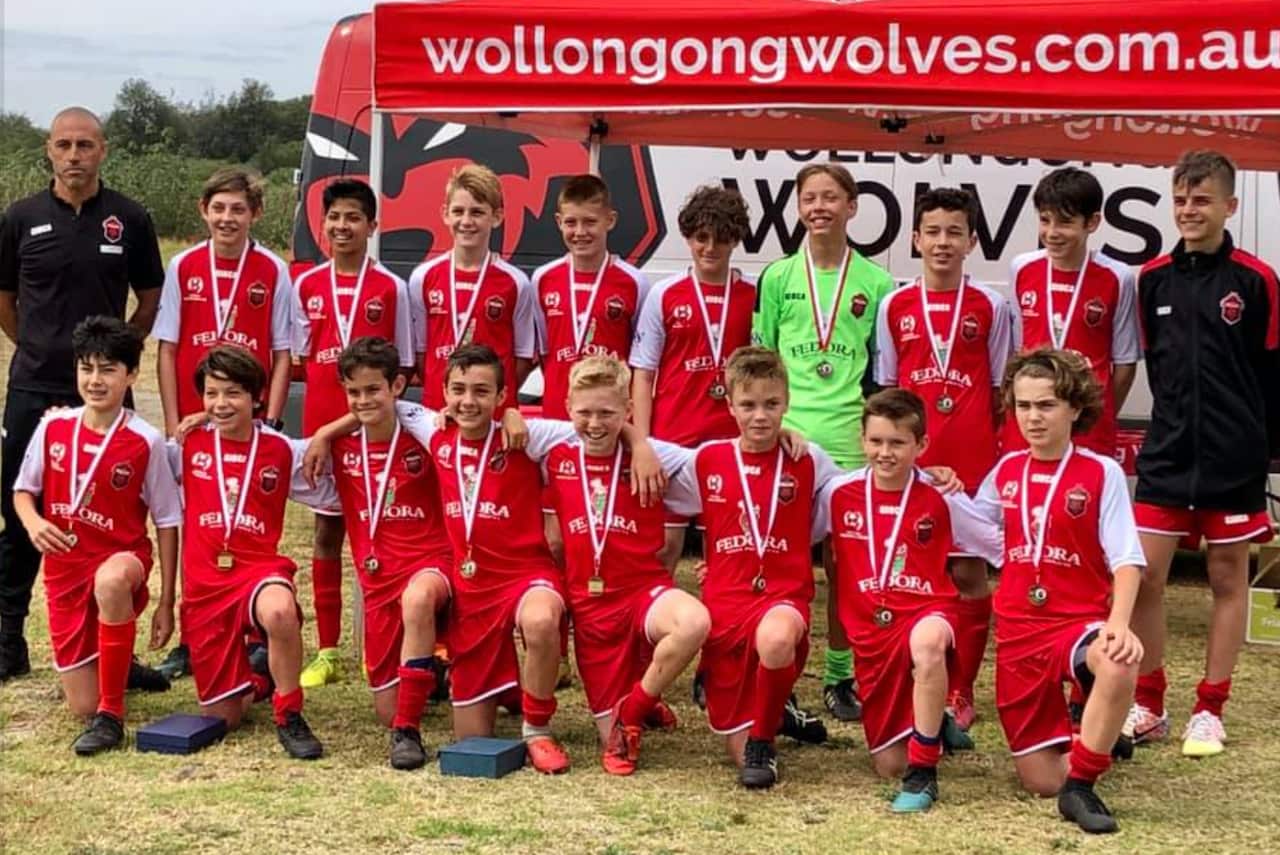 Alfredo Mousinho-Esteves junto de uma das equipas dos Wolve Wollongong.png