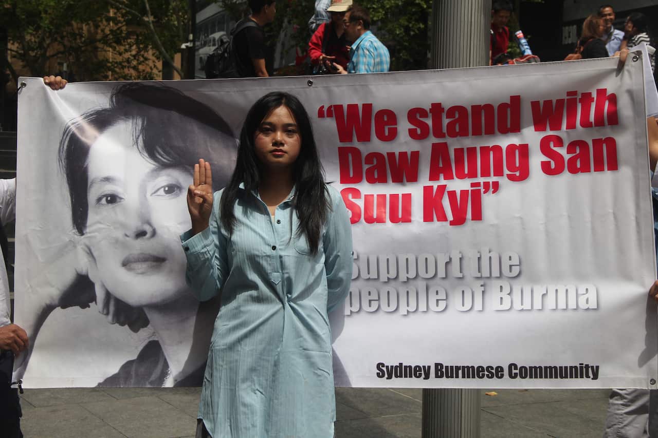 正在等待难民签证结果的年轻活动人士 Morning Zin在集会现场表达抗议。