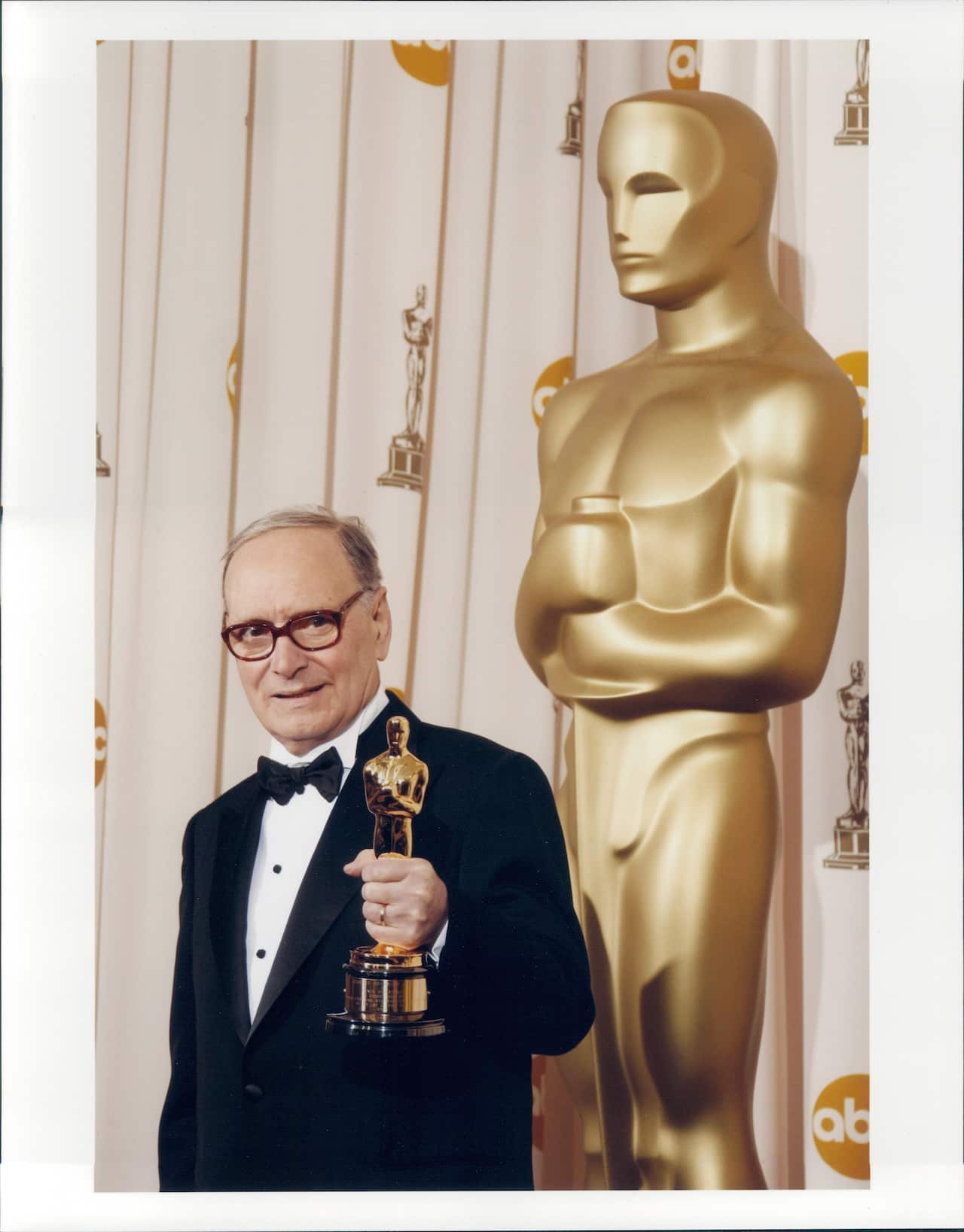 Ennio Morricone con l'Oscar vinto nel 2007 come premio alla carriera