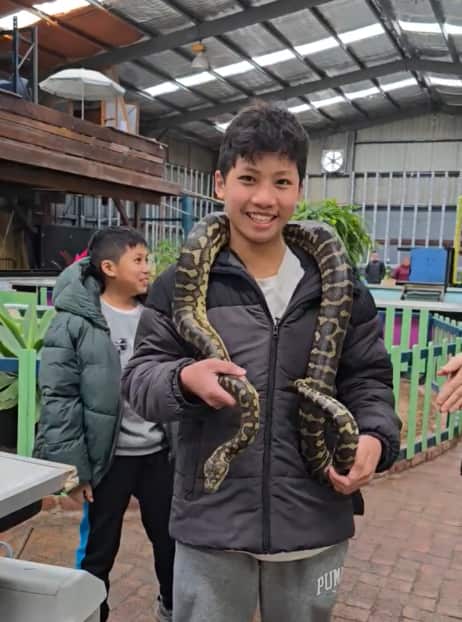 trăn quanh người.png