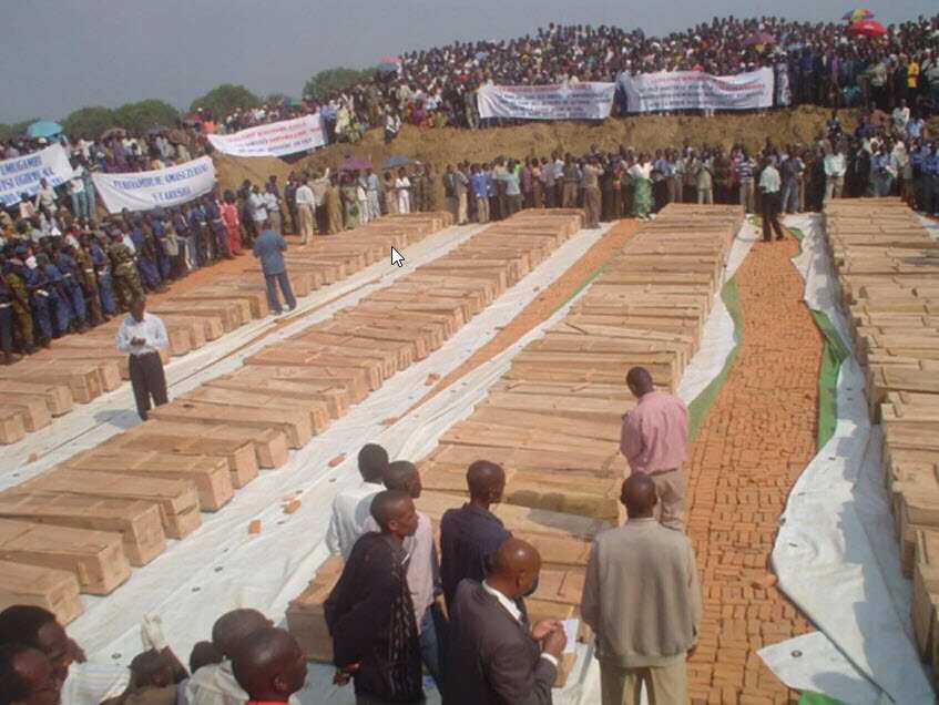 Waombolezaji wajumuika katika mazishi ya wakimbizi kutoka jamii yawanyamulenge, walio uawa ndani ya kambi yawakimbizi ya Gatumba, Burundi 2004..jpg