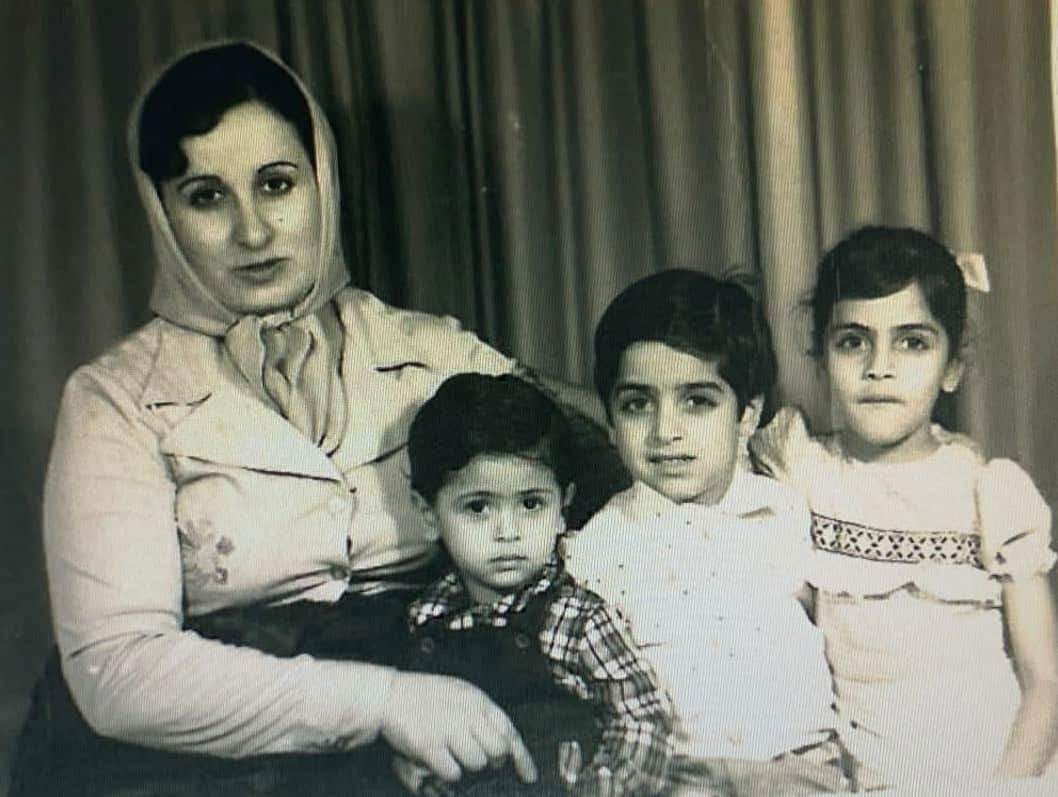 صورة قديمة للسيدة مي الجوني.jpg