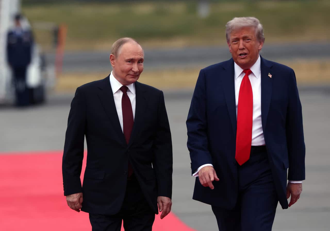Perintah uji coba nuklir Donald Trump memicu penolakan dari Rusia, Tiongkok, dan PBB 1 Presiden AS Trump dan Presiden Rusia Putin Bertemu sambil berjalan bersebelahan di karpet merah di pangkalan militer di Alaska.
