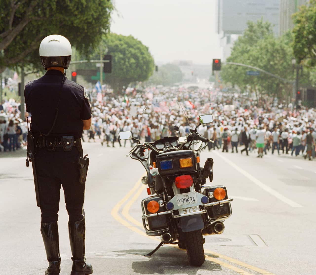 Un poliziotto di fronte ai manifestanti a Los Angeles. 