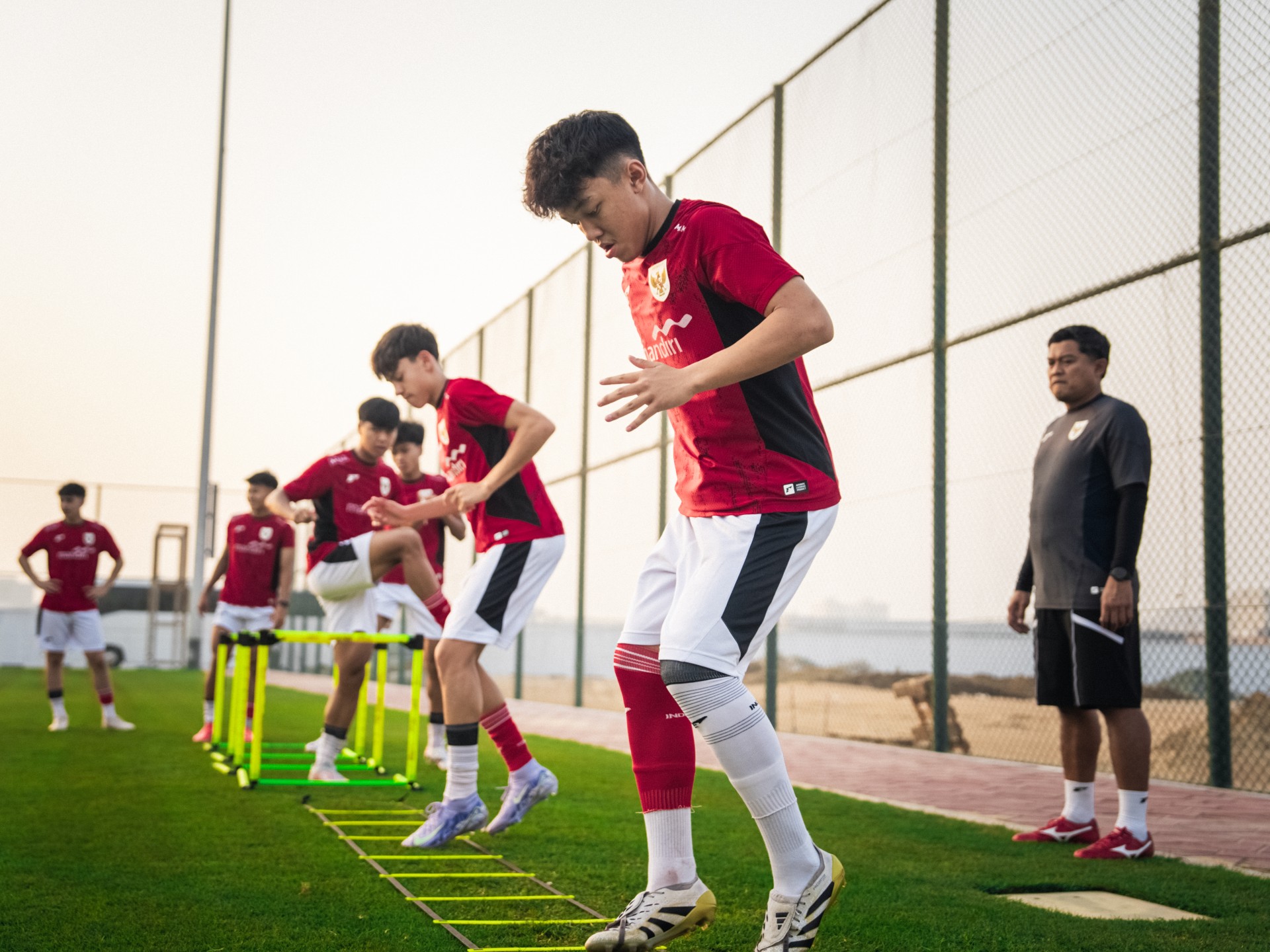 Eizar during a training session with the Indonesian national team.jfif