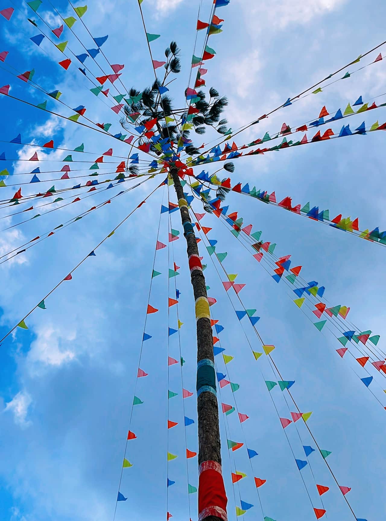 Ncej ntxheb ncej ntxhoo 1 (Ntxawm Muas).jpg