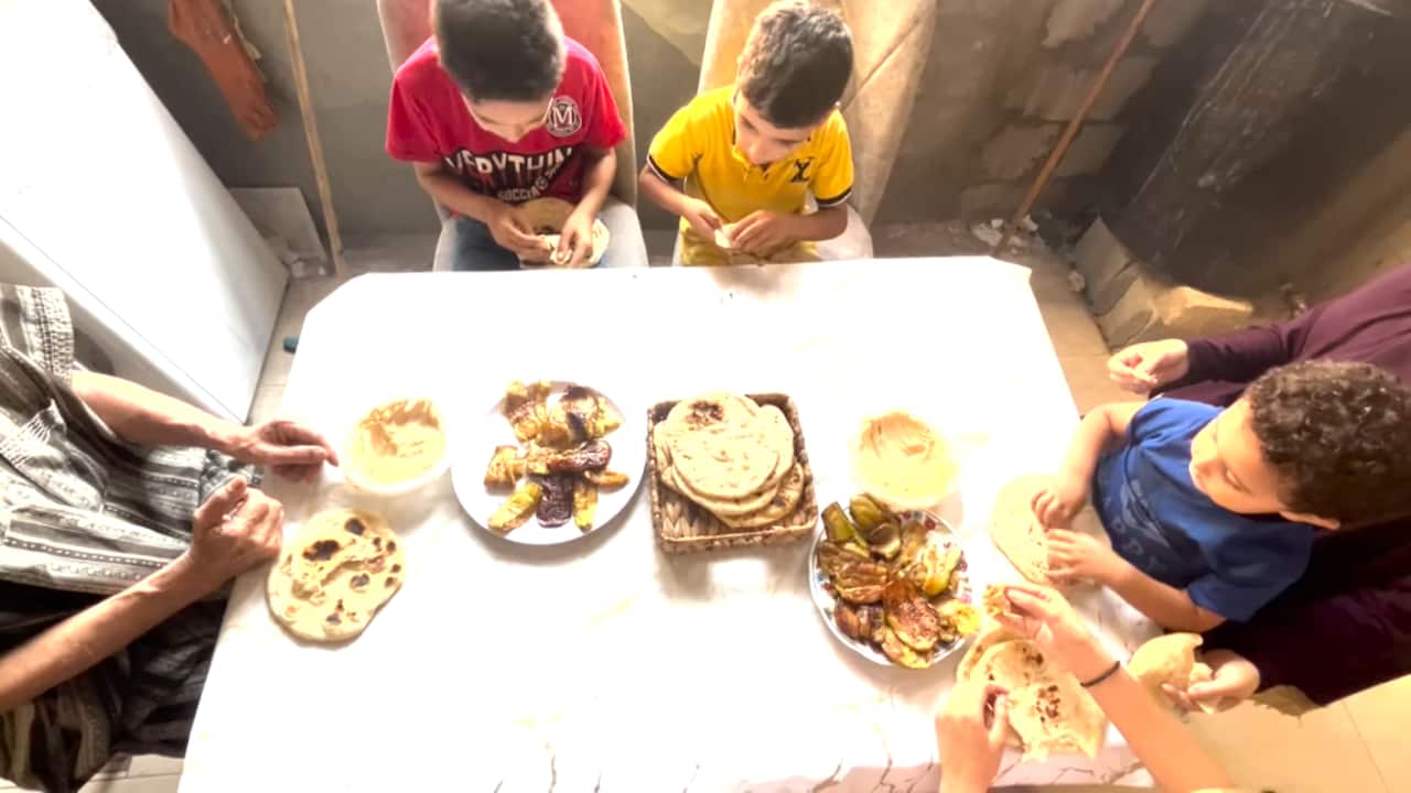 Una familia alrededor de una mesa con comida.